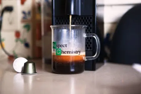 Respeta la química bebiendo en esta taza