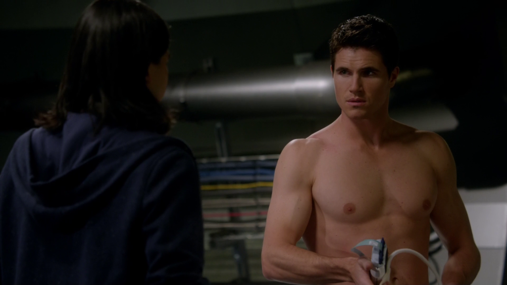 Mira a Robbie Amell en su vuelta a la serie