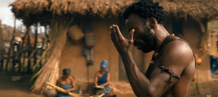 Con una crudeza impactante, History lanza la remake de Roots
