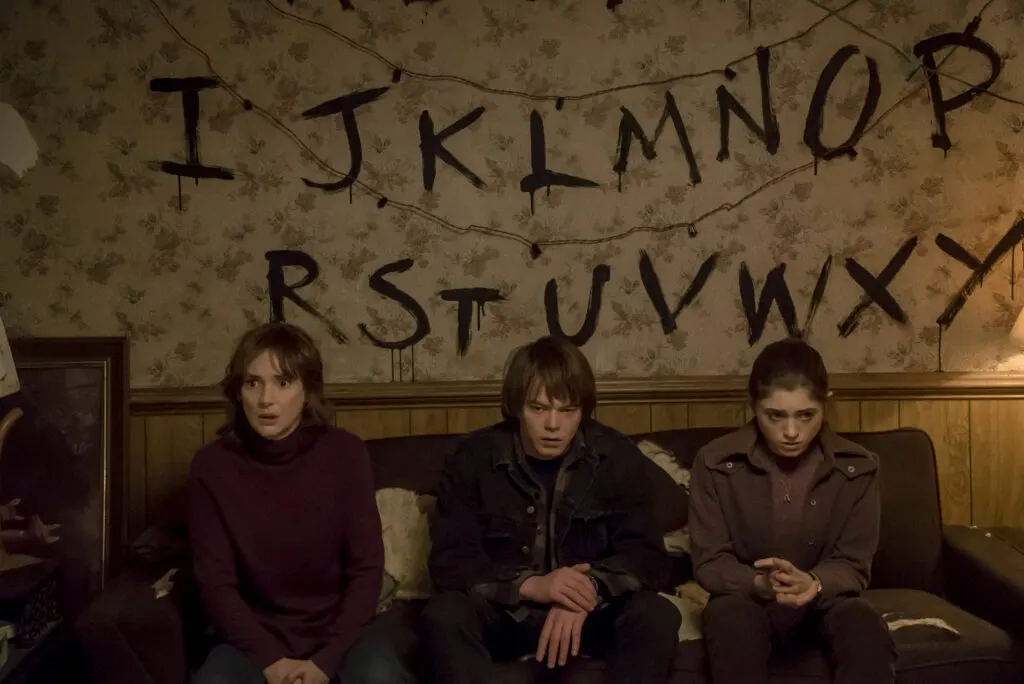 Netflix presenta el thriller de terror con Winona Ryder