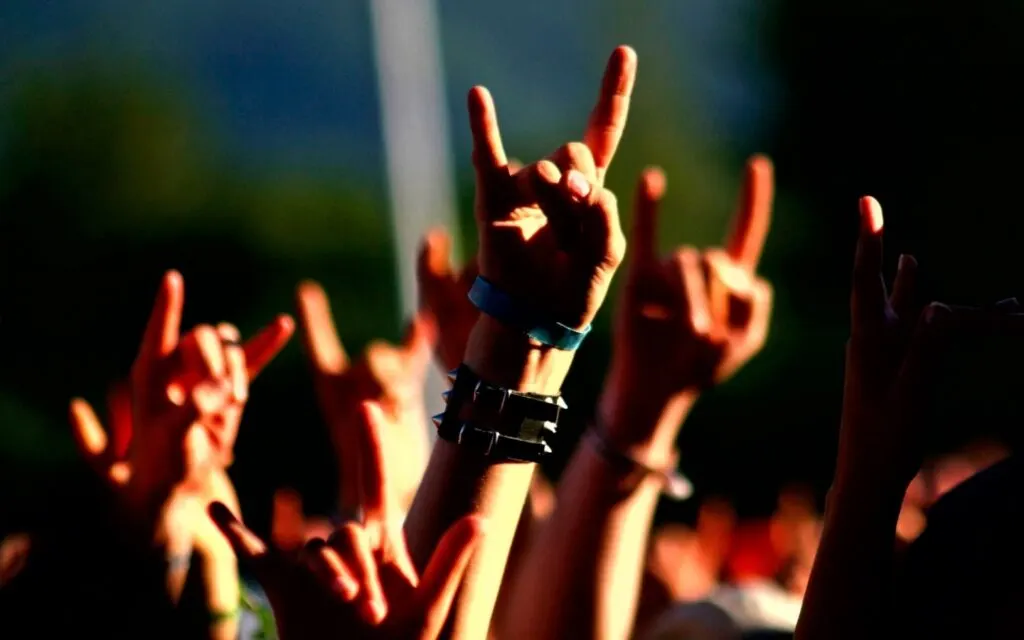 Los protagonistas de las series aman el heavy metal