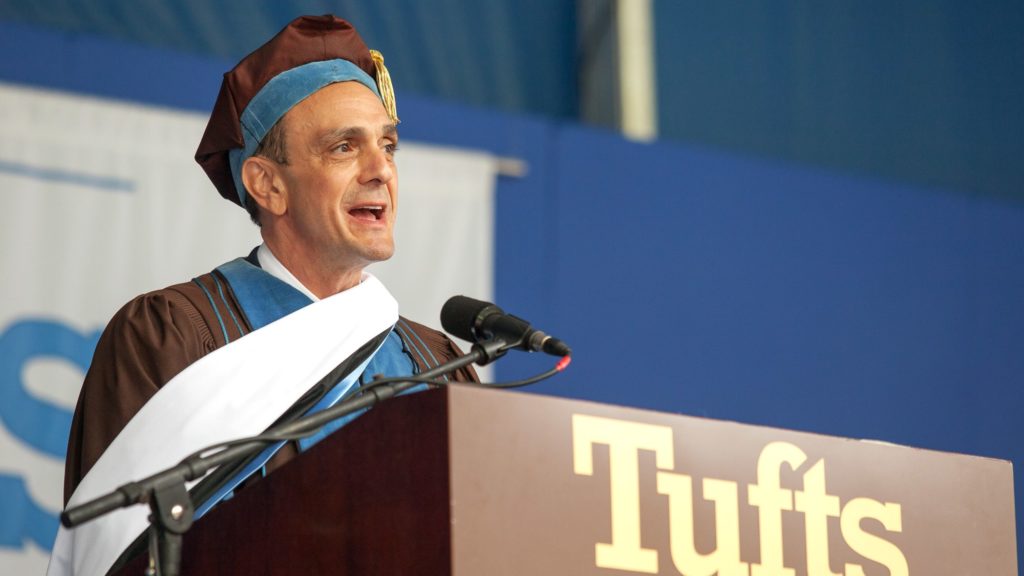 Hank Azaria da consejos a recién graduados con las voces de los personajes