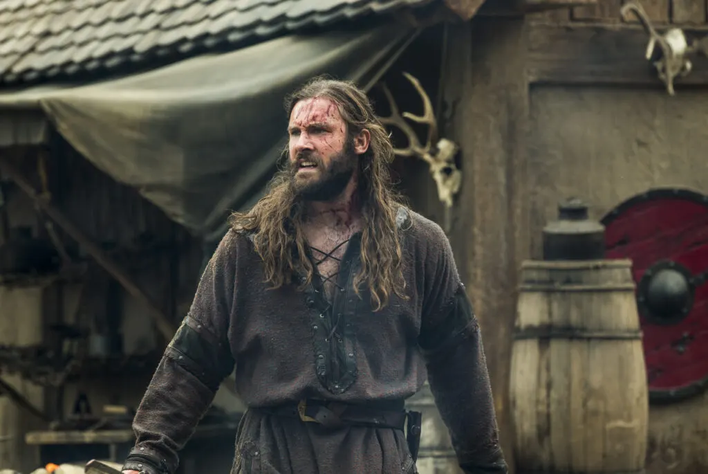 Clive Standen se queja del sexo y la violencia injustificada que hay en la TV
