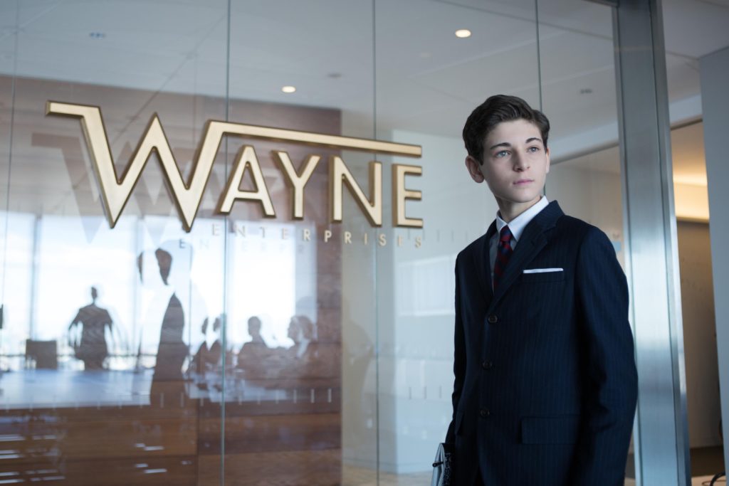 David Mazouz nos da 4 buenas razones para tener a Clark Kent en Ciudad Gótica