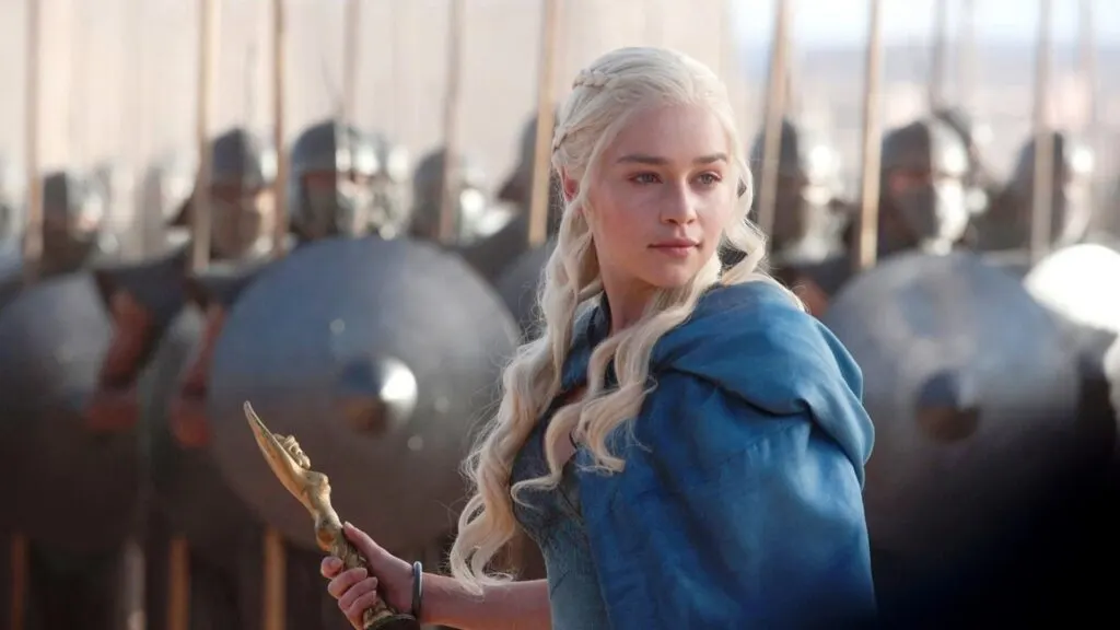 Emilia Clarke nos muestra el set de grabación en un divertido video para campaña de caridad