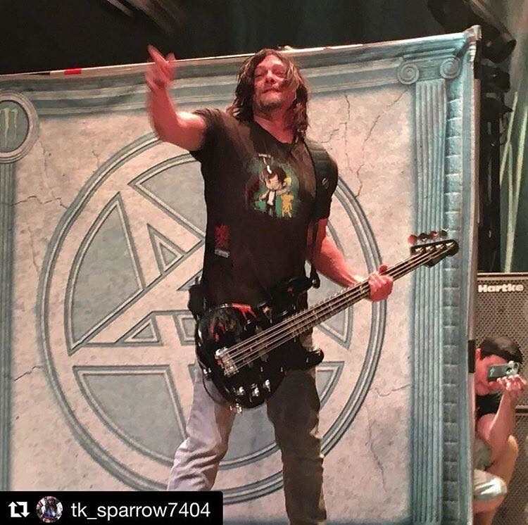 Norman Reedus acompañó a Anthrax tocando el bajo