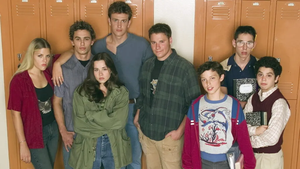 Estos 8 elencos adolescentes falsificaron sus documentos de identidad