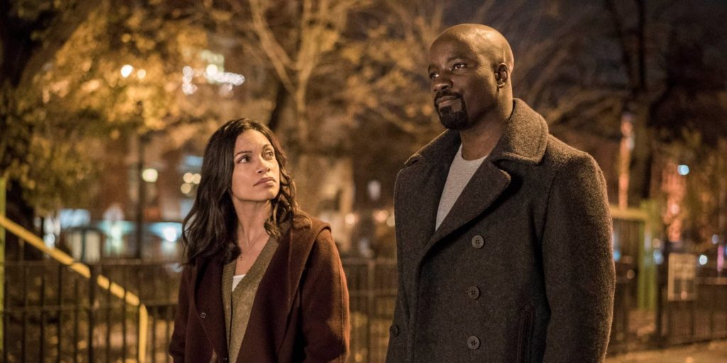 Rosario Dawson y Mike Colter filman una apasionada escena juntos