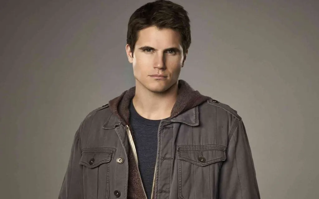 Robbie Amell regresa a la serie
