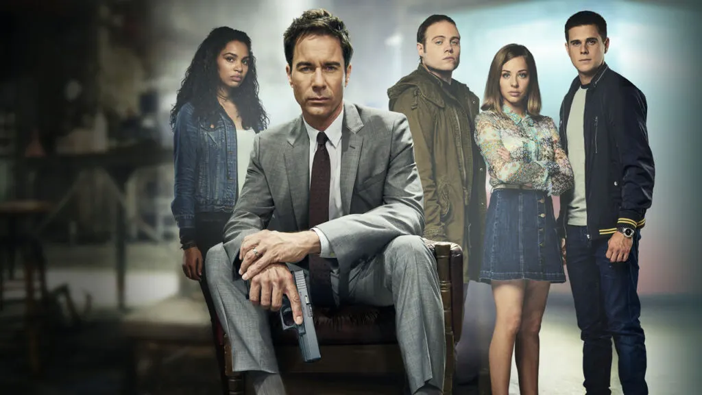 Netflix y Showcase renuevan Travelers para una 2da temporada