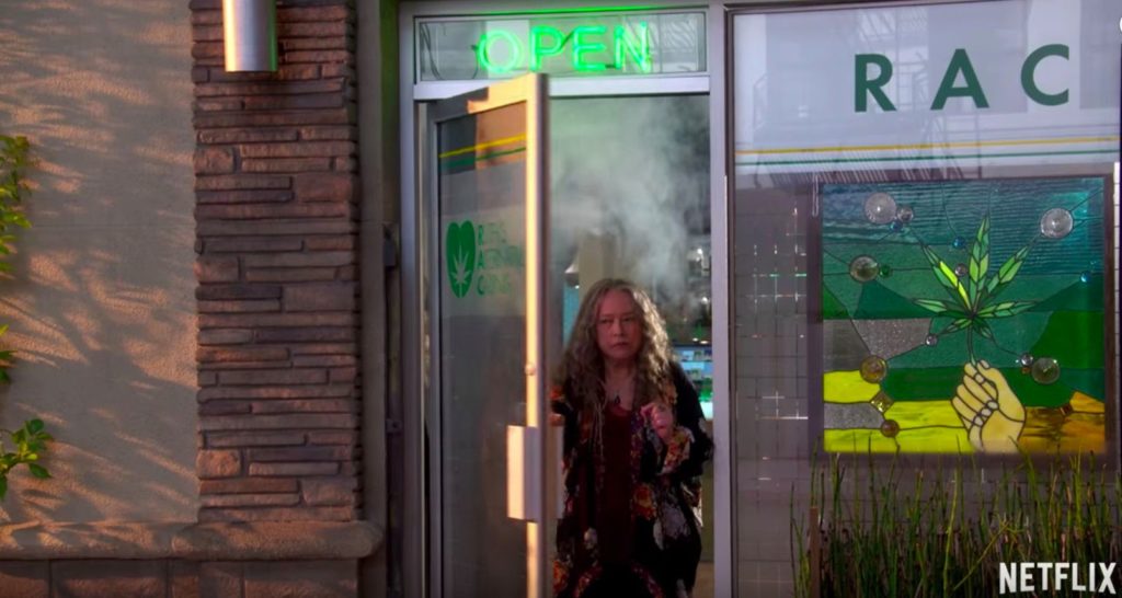 En un primer teaser, Netflix devela fecha de estreno para Disjointed con Kathy Bates