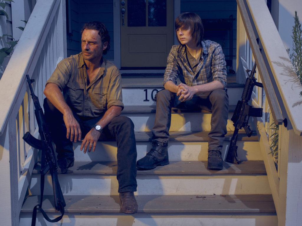 Andrew Lincoln acompaña a Chandler Riggs en uno de los días más importantes de su vida