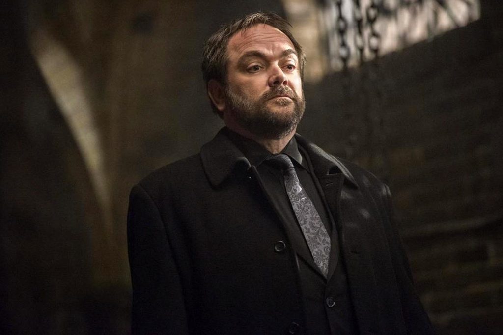El showrunner aclara por qué Crowley no regresará para la temporada final
