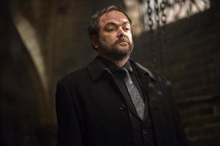 El showrunner aclara por qué Crowley no regresará para la temporada final