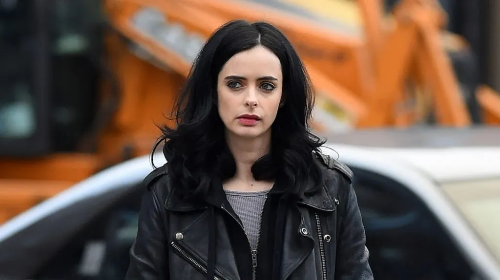La heroína de Marvel busca nueva chamarra en las últimas fotos desde el set