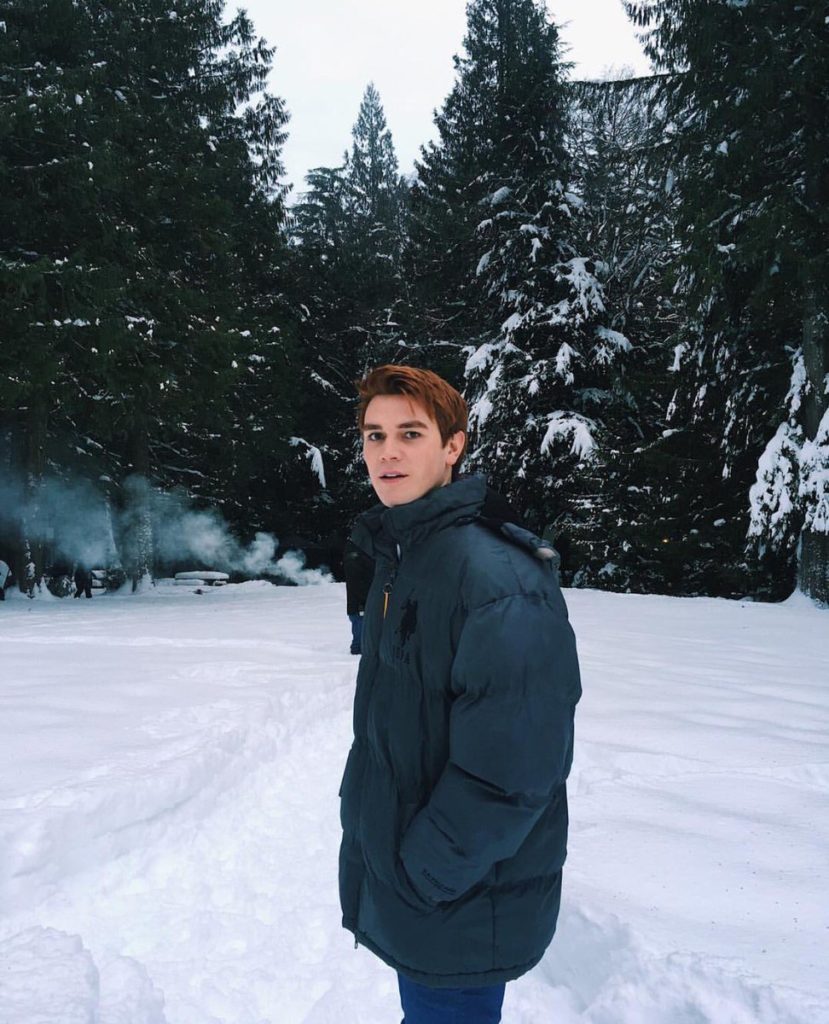 KJ Apa confiesa que se quebró la mano en la escena final de la temporada