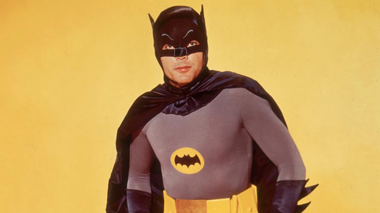 La batiseñal cubre Los Ángeles en honor a Adam West
