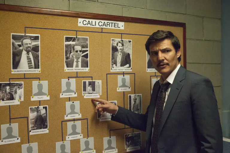 El showrunner confirma la salida de Pedro Pascal