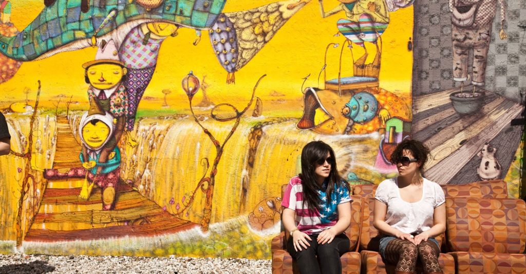 Las chicas se divierten en una genial sesión para la revista Nylon