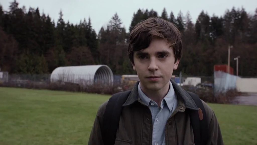 Nuevo avance del próximo desafío de Freddie Highmore