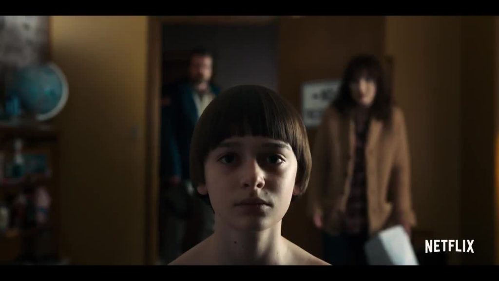 Todos los clásicos del terror asustan a la pandilla en un nuevo trailer ochentoso