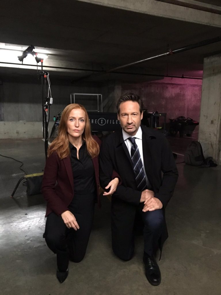 Gillian Anderson y David Duchovny se unen al #TakeAKnee