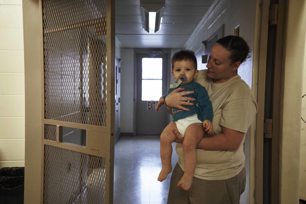 A&E presenta Bebés Tras Las Rejas