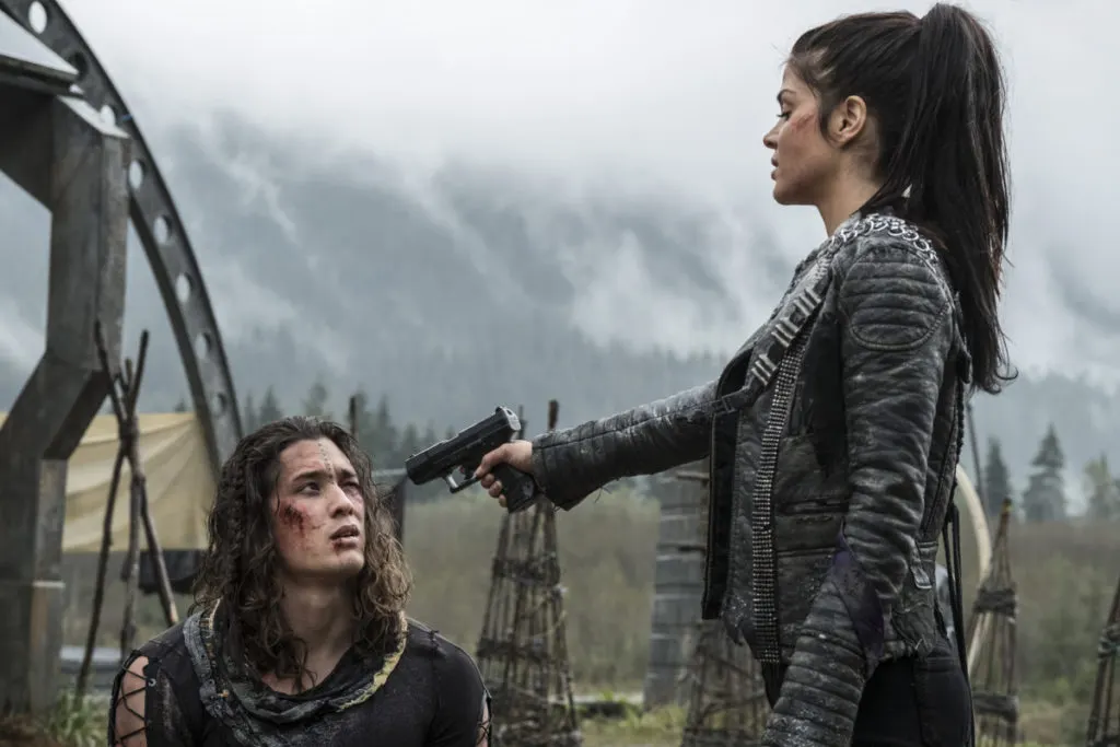 Marie Avgeropoulos bañada en sangre en la primera foto de la S5