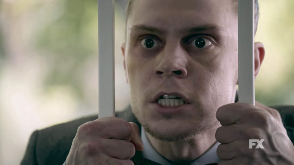 Ryan Murphy comparte una imagen de Evan Peters como Charles Manson