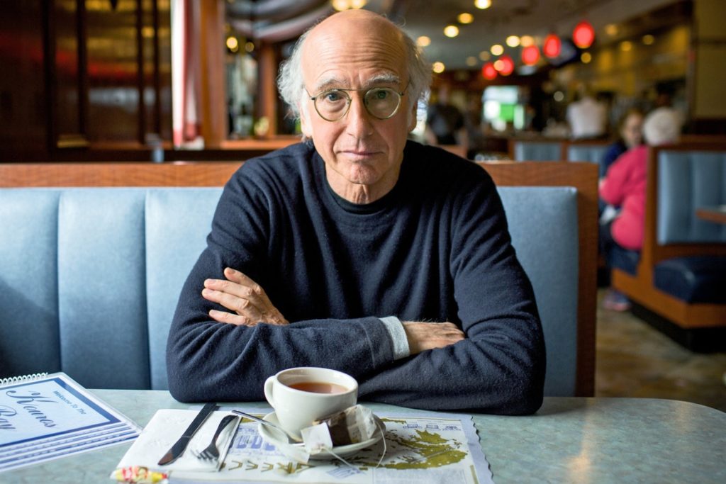 Larry David será host este noviembre, junto a Miley Cyrus como guest musical