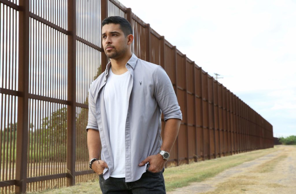 Wilmer Valderrama producirá una serie bélica sobre un grupo de soldados mexico-americanos
