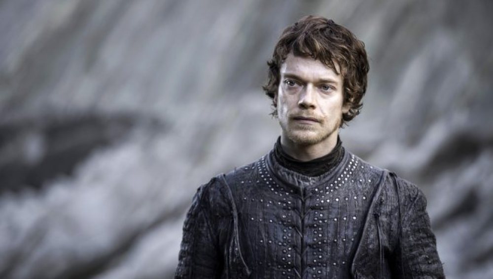 Alfie Allen reconoce que improvisó una escena