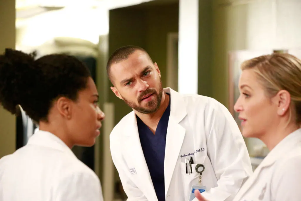 Jesse Williams dirigirá un episodio centrado en Arizona