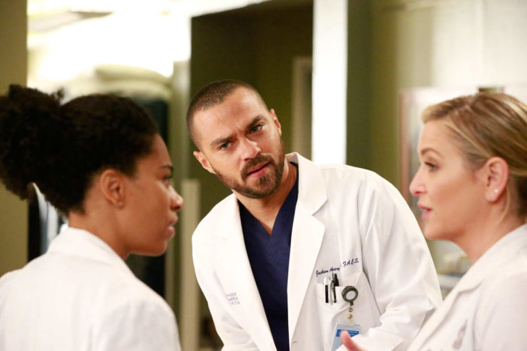 Jesse Williams dirigirá un episodio centrado en Arizona
