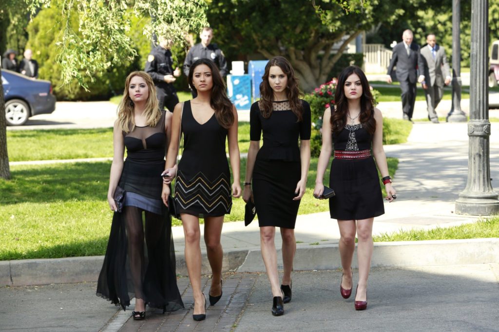 13 atuendos que las Liars llevaron con MUCHO estilo a lo largo de la serie
