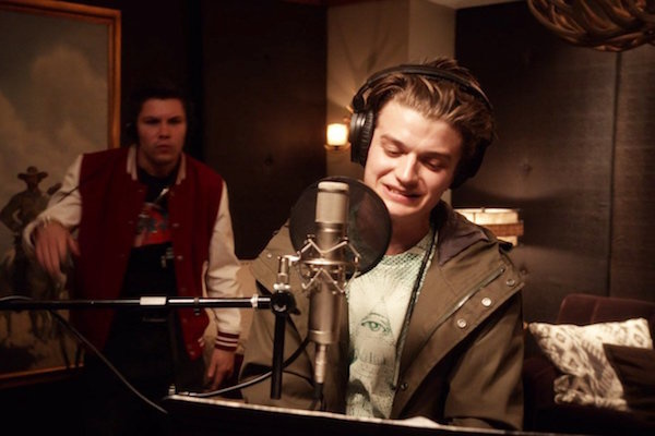 Joe Keery también se lanza como cantante