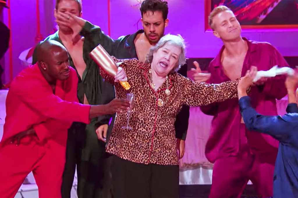Kathy Bates se convierte en Bruno Mars y debes verlo
