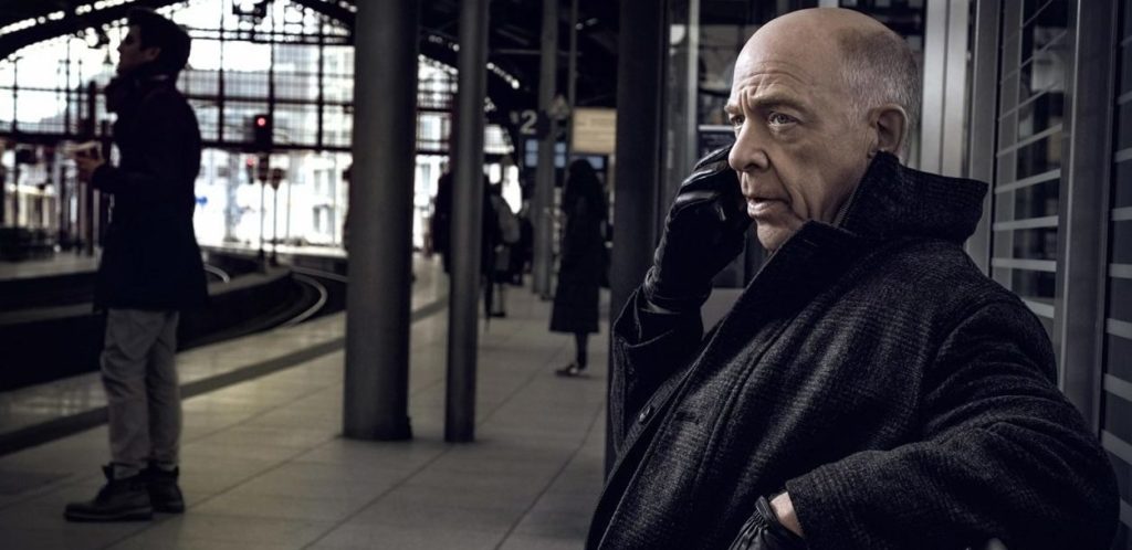 El fabuloso J.K. Simmons se sostiene sobre dos realidades paralelas en esta nueva serie