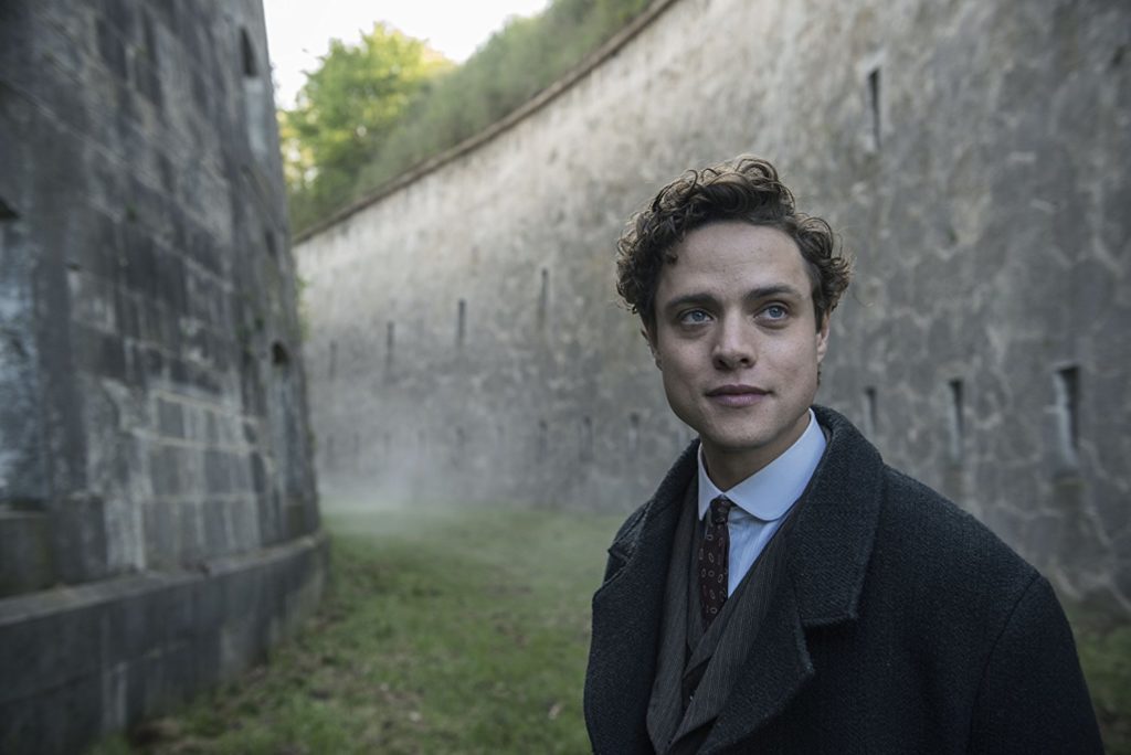 Douglas Smith se une a las chicas de Monterey en la segunda temporada