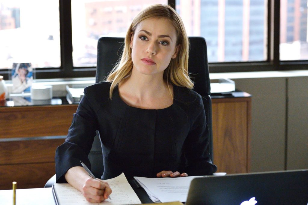 Amanda Schull es promovida a regular para llenar el vacío de Meghan Markle y Gina Torres