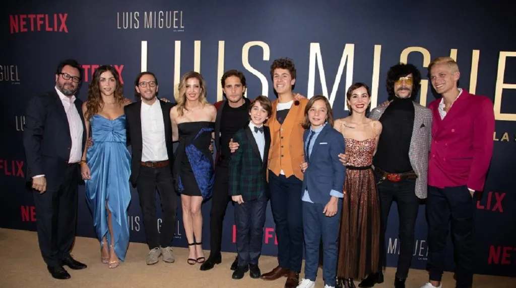 Netflix celebró el lanzamiento de la serie sobre la vida del cantante mexicano