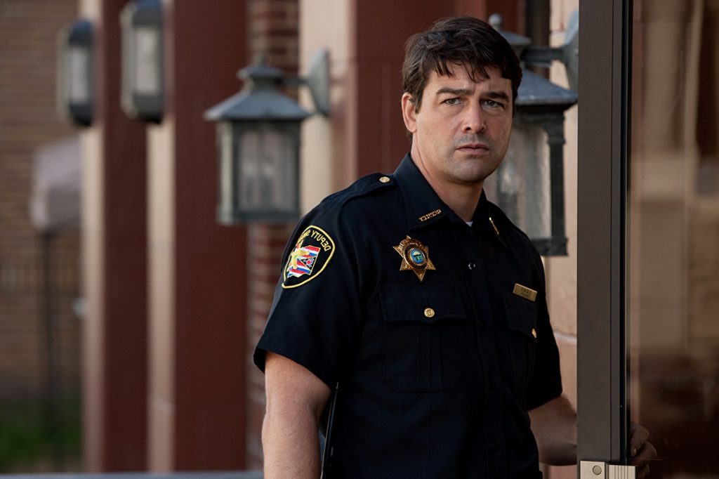 Kyle Chandler sustituye a George Clooney en la nueva serie limitada de Hulu