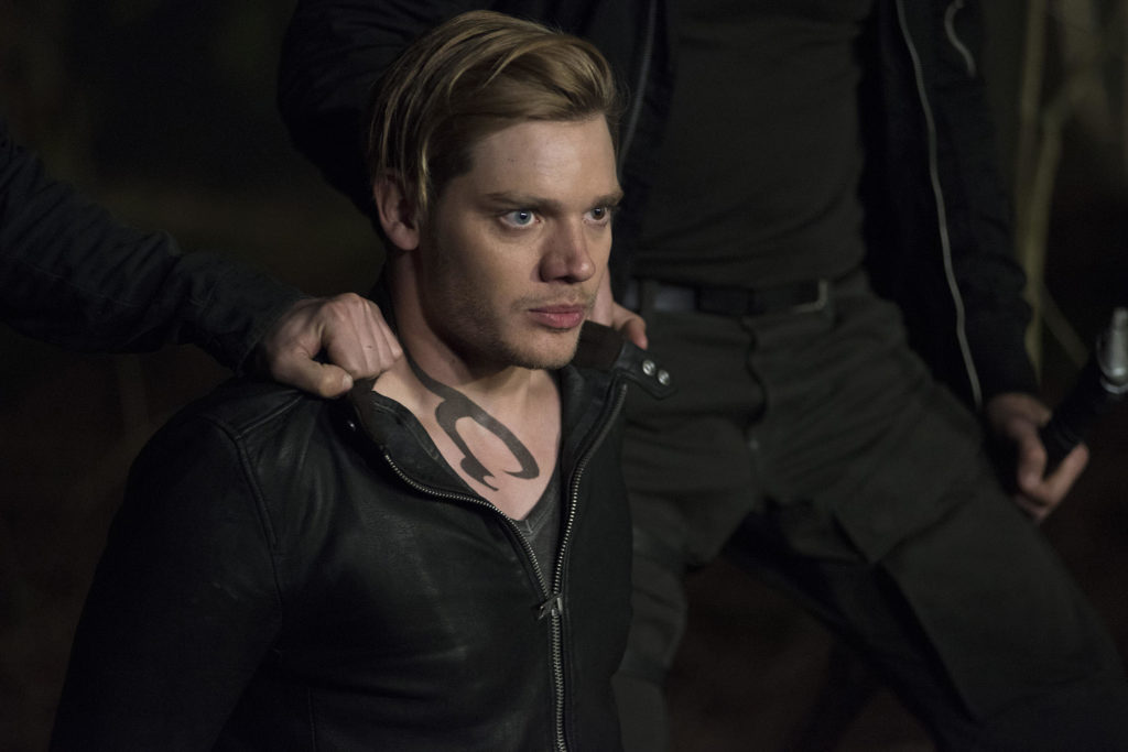 Dominic Sherwood habla sobre su papel del Búho: no hemos visto lo peor