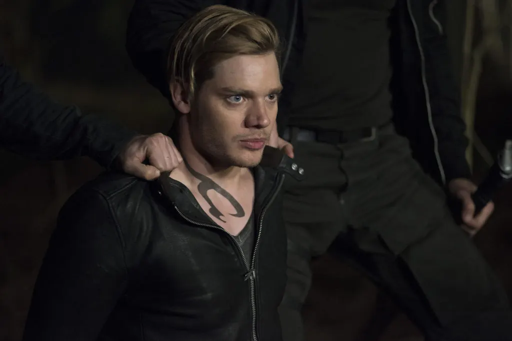Dominic Sherwood habla sobre su papel del Búho: no hemos visto lo peor