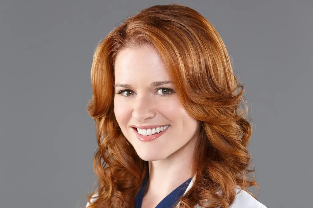Sarah Drew pide a los fanáticos que sean amables con su compañera de reparto