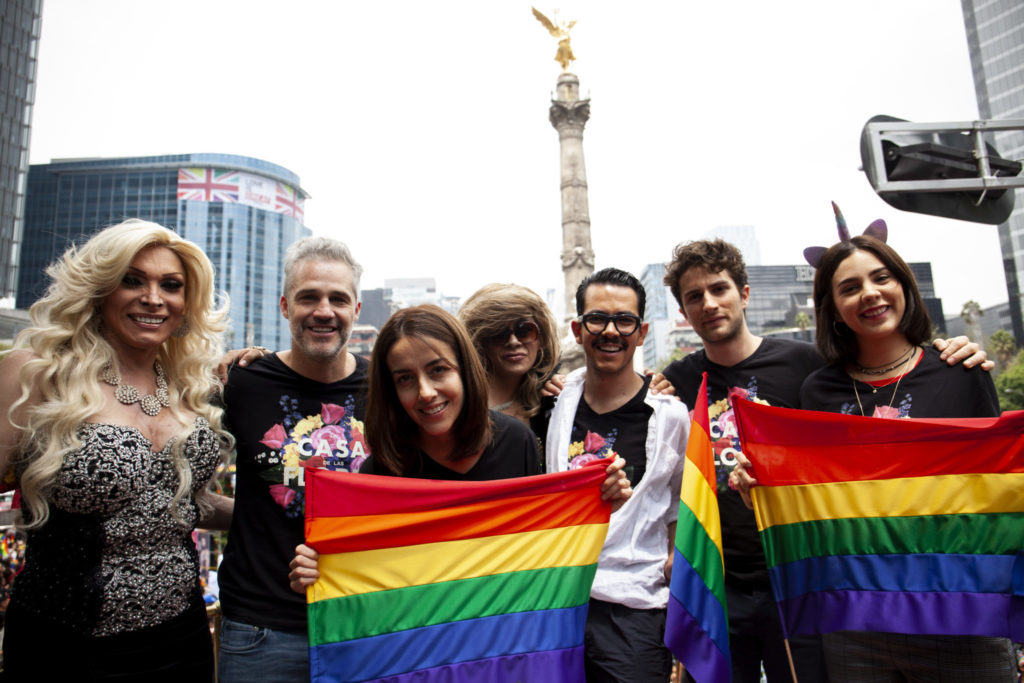 Netflix estuvo presente en la Marcha del Orgullo CDMX con la nueva serie de Manolo Caro