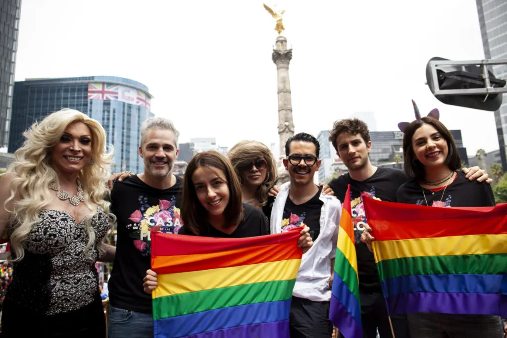 Netflix estuvo presente en la Marcha del Orgullo CDMX con la nueva serie de Manolo Caro