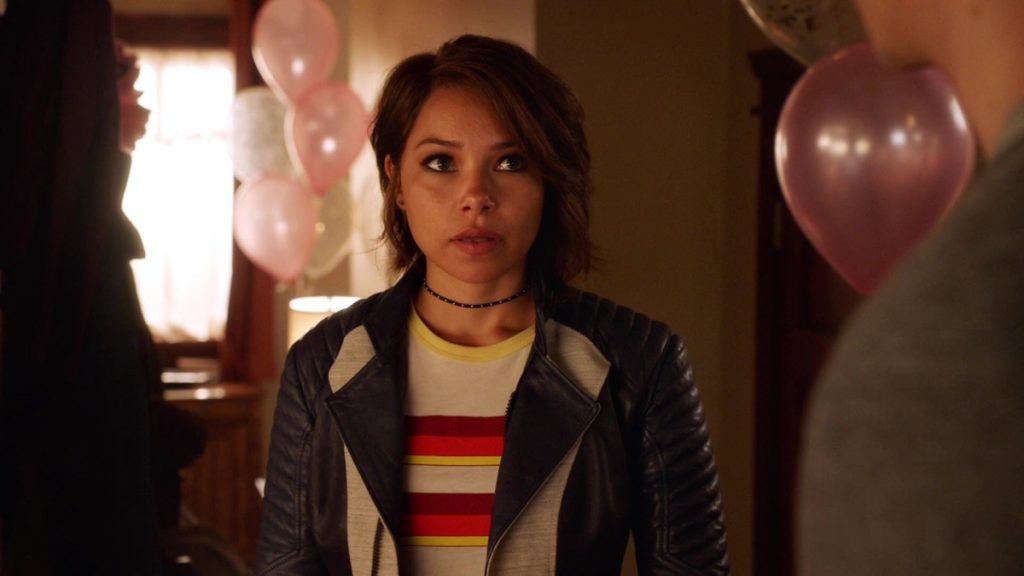 Jessica Parker Kennedy dice que uno de los secretos de Nora será revelado al principio