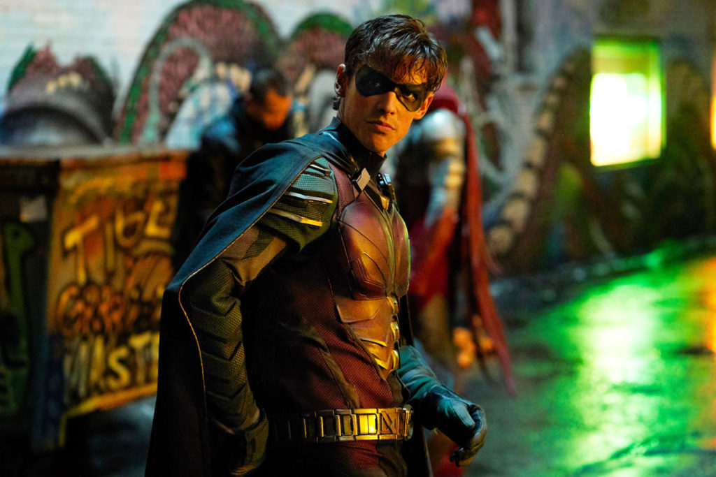 Brenton Thwaites defiende la controvertida línea de Robin en el trailer