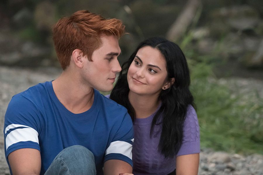 Veronica le lleva serenata a Archie a la cárcel